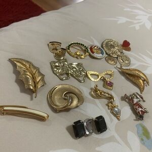 Lot of vintage brooches